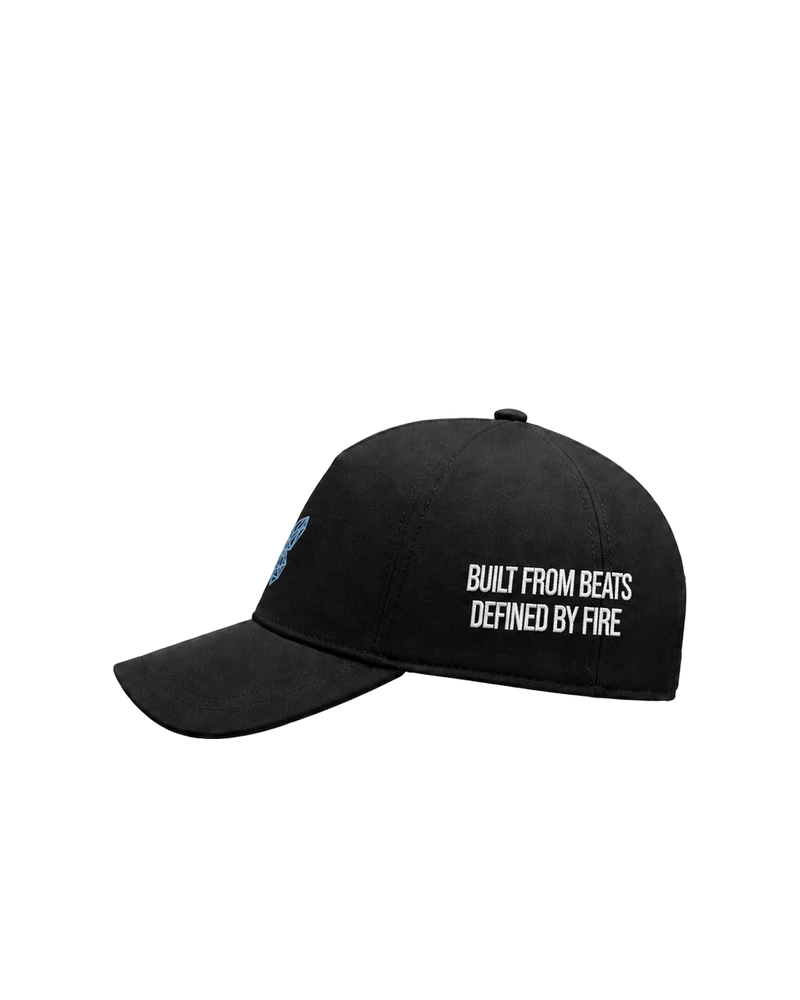 EMPOWERMENT Cap Loud Crest – schwarze Unisex-Cap von der Seite mit dem Schriftzug „Built from Beats. Defined by Fire.“