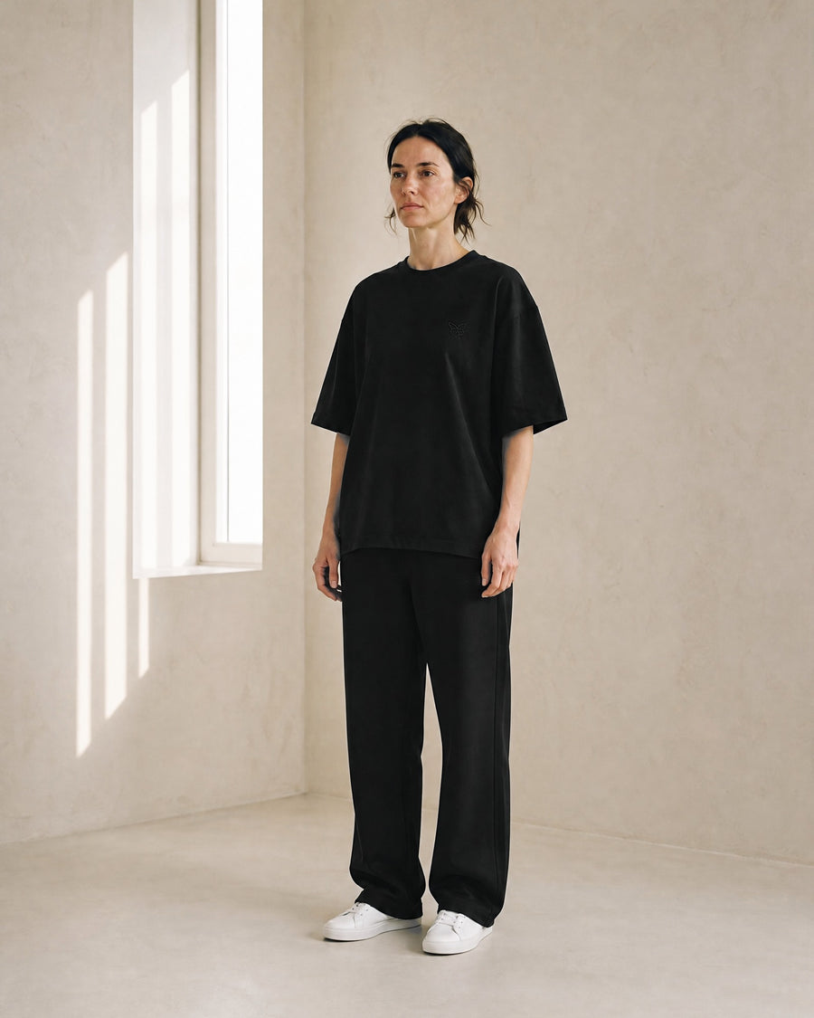 ADEM BOGOCELI BASIC SET in Schwarz: Oversized-T-Shirt und Jogginghose, am Model getragen