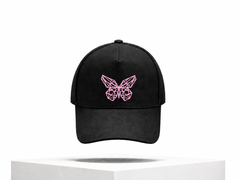 EMPOWERMENT Cap Loud Crest – schwarze Unisex-Cap mit pinkfarbenem facettiertem Schmetterlingsemblem auf der Vorderseite