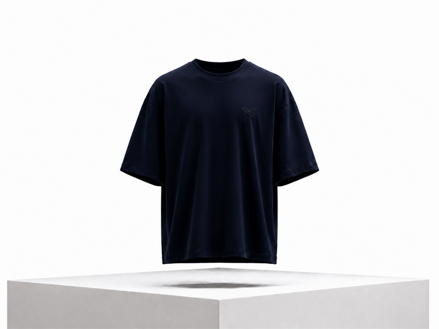 BASIC SHIRT - dunkelblaues Oversized-Unisex-T-Shirt mit Ton-in-Ton-Schmetterling, Vorderansicht