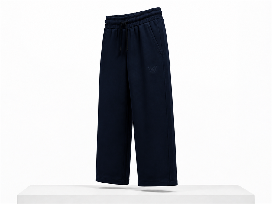 BASIC JOGGER - dunkelblaue Unisex-Jogginghose mit Ton-in-Ton-Schmetterling, Seitenansicht
