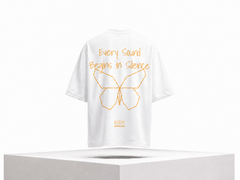 AWAKENING Oversized Silent Verse - weißes Unisex-T-Shirt, Rückseite mit orangefarbenem Schmetterlings- und Schriftzugprint