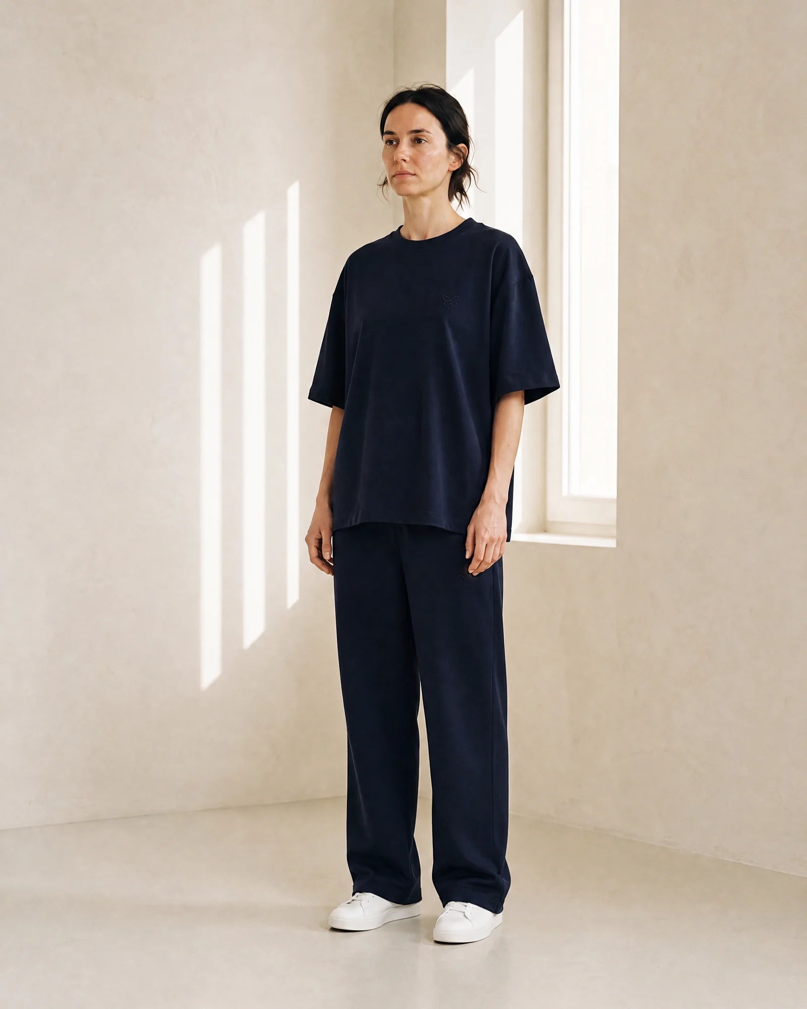 ADEM BOGOCELI BASIC SET in Dunkelblau: Oversized-T-Shirt und Jogginghose, am Model getragen