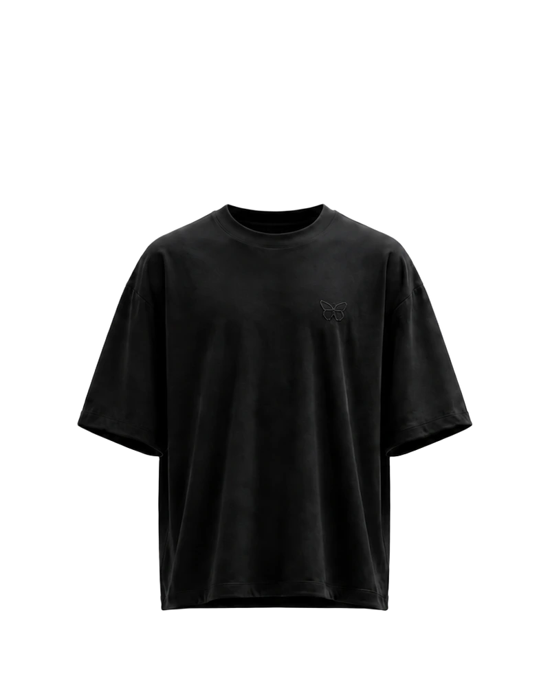 BASIC SET in Schwarz - das BASIC SHIRT von vorne, mit Ton-in-Ton-Schmetterling